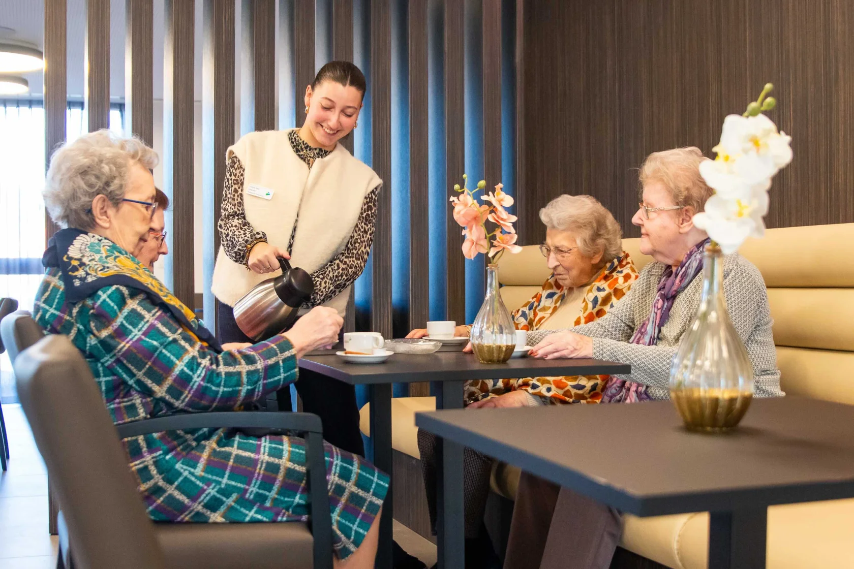 Arthur-woonzorgcentrum-Antwerpen-bewoners rond tafel