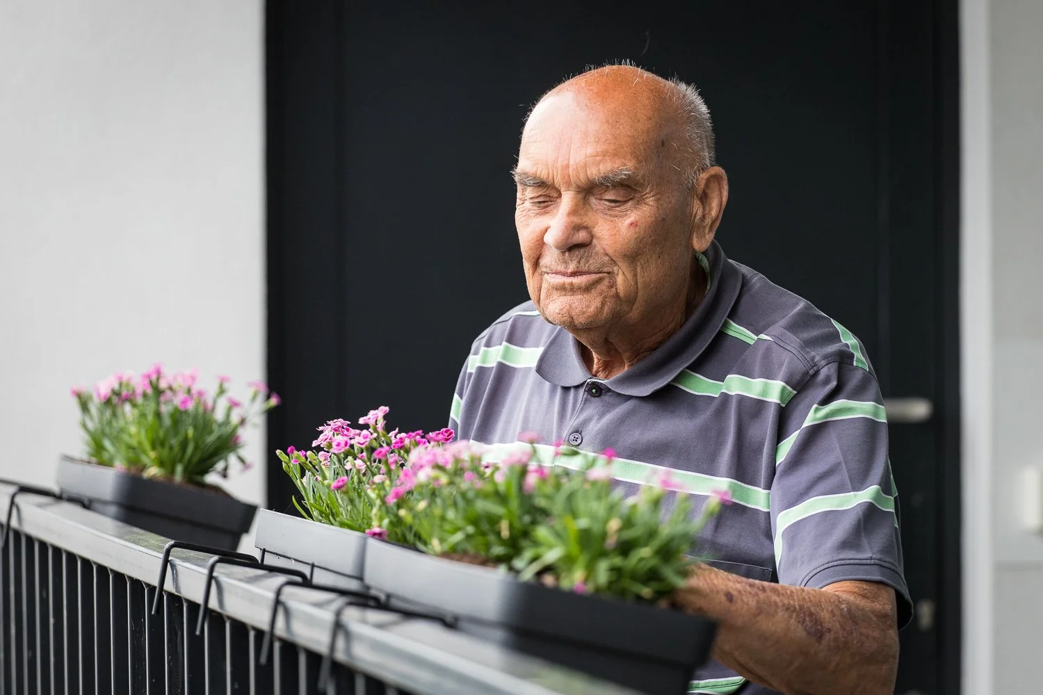 bewoner bij bloemen