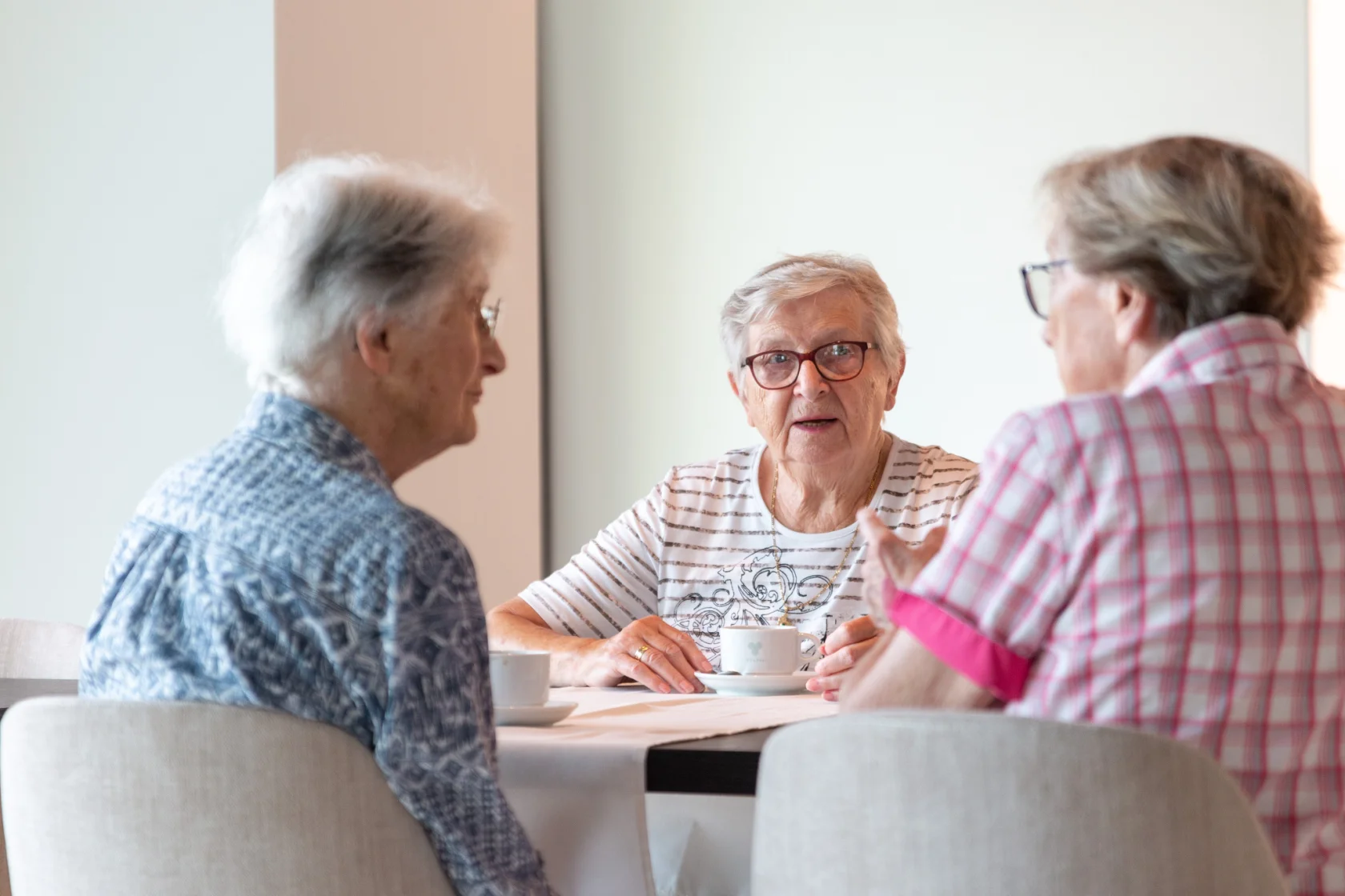 Dames babbelen aan tafel